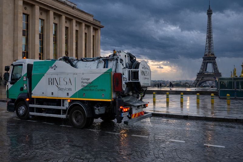 Technicien assainissement intervenant sur une canalisation dans les Hauts-de-Seine