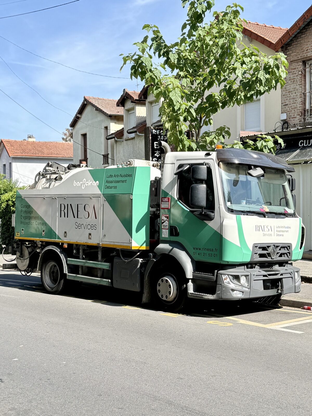 Camion hydrocureur Rinesa Services pour le curage de canalisations en Île-de-France