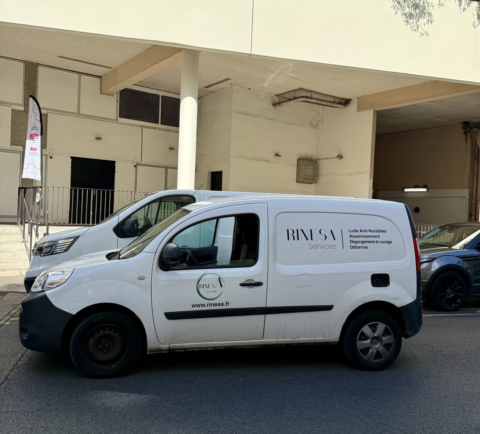 Camionnette Rinesa Services, entreprise de lutte antinuisible et d’assainissement en Île-de-France